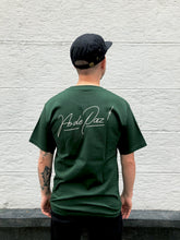 Cargar imagen en el visor de la galería, Playera "Firma &amp; Rosita" Verde Bosque
