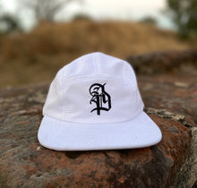 Cargar imagen en el visor de la galería, Gorra 5 panel “blanco” Monograma
