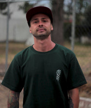 Cargar imagen en el visor de la galería, Playera "Firma &amp; Rosita" Verde Bosque
